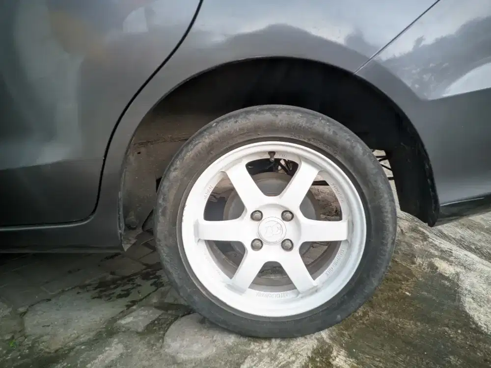 Velg racing putih R15 4x10 +ban