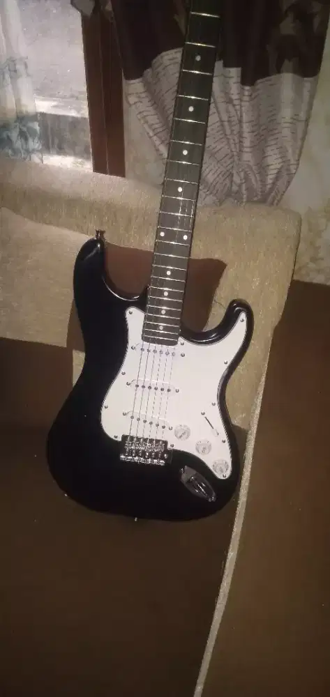 Merek : Fender Standard Stratocaster