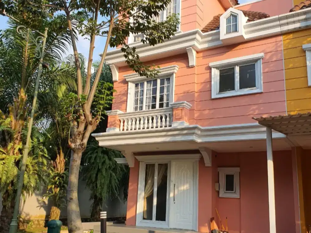 Rumah Dengan Posisi Bagus Dan Nyaman deket Taman - Omaha Village, Paramount, Gading Serpong, Tangerang