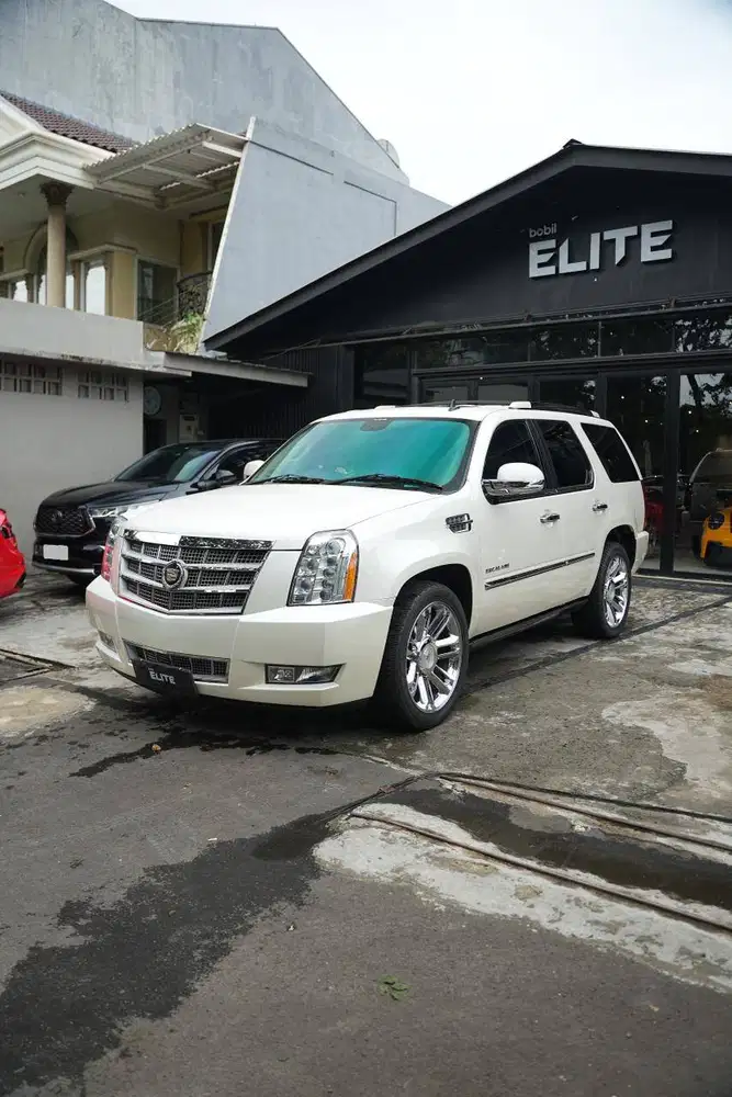 NIK 2011 Cadillac Escalade Platinum White Diamond Pearl Color