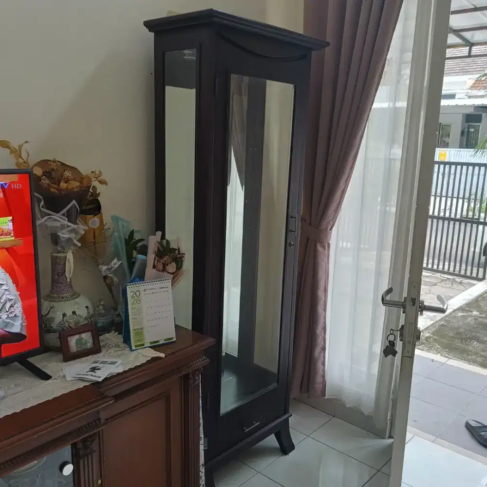 Lemari hias kayu dan kaca