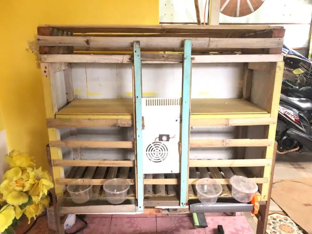 Kandang Ayam baru disertai tempat makannya