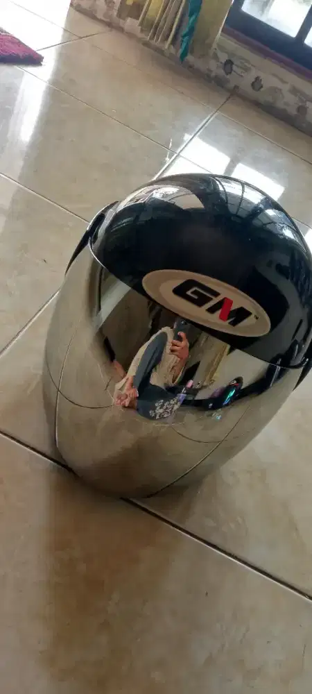 helm GM warna hitam