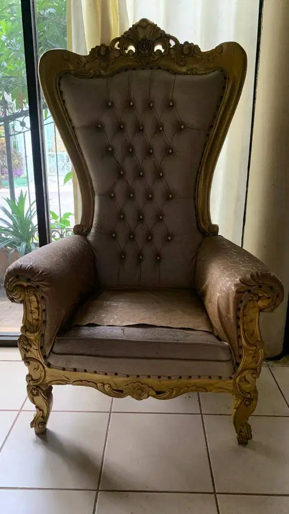 Kursi Syahrini ada 2 pasang