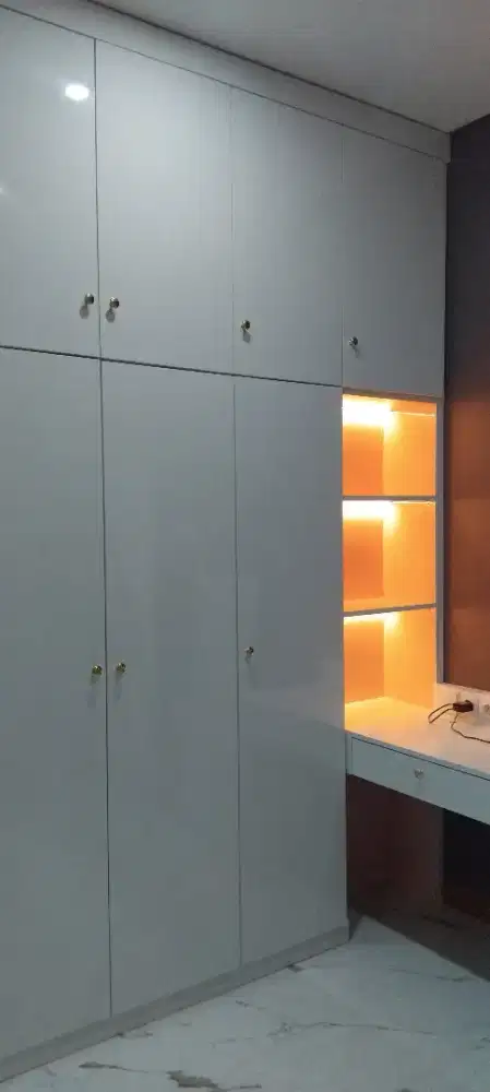 Lemari pakaian minimalis