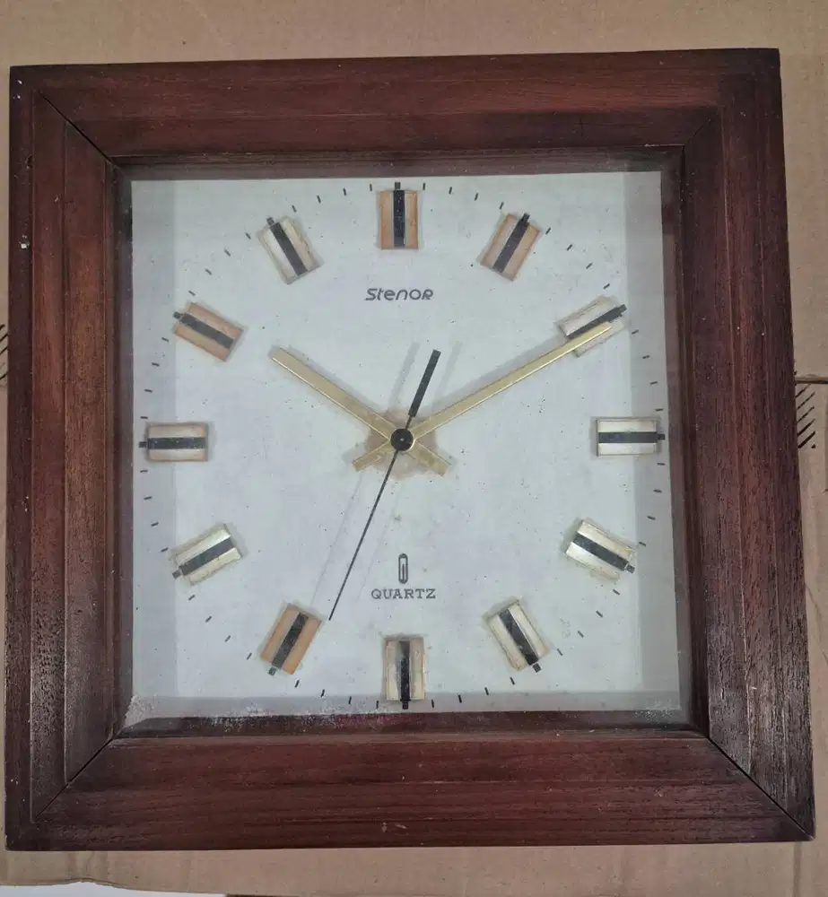 Jam dinding Stenor kondisi mati