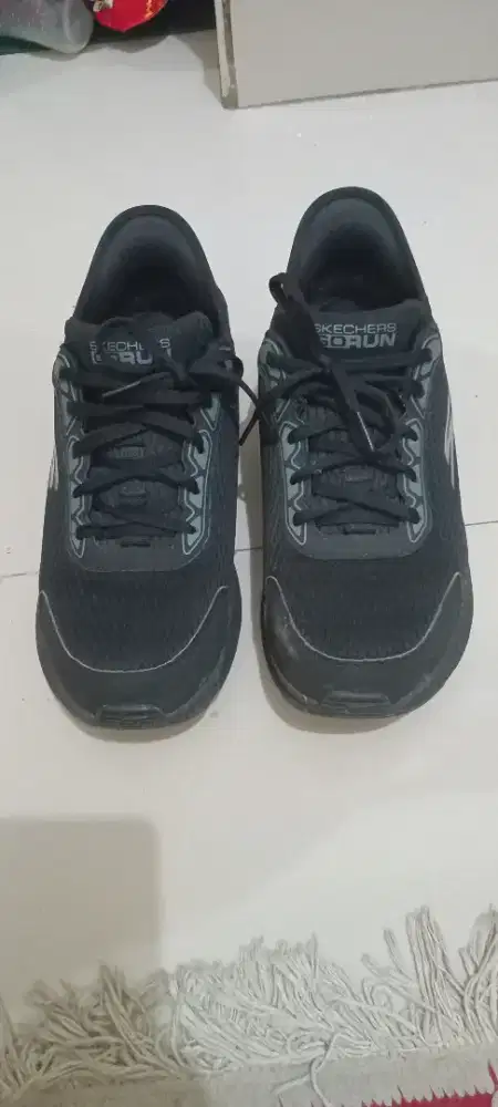 Sepatu skechers slip-ins