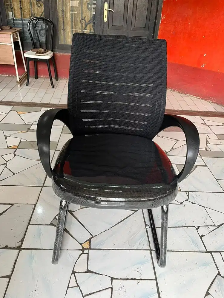 Kurai kantor kaki besi