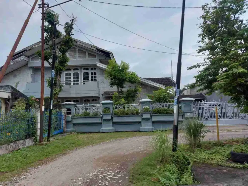 RUMAH 2 LANTAI SEMI FURNISH DI KOMPLEK ELIT ONE GATE SYSTEM – 24H SECURITY – LOKASI STRATEGIS TENGAH KOTA – BEBAS BANJIR