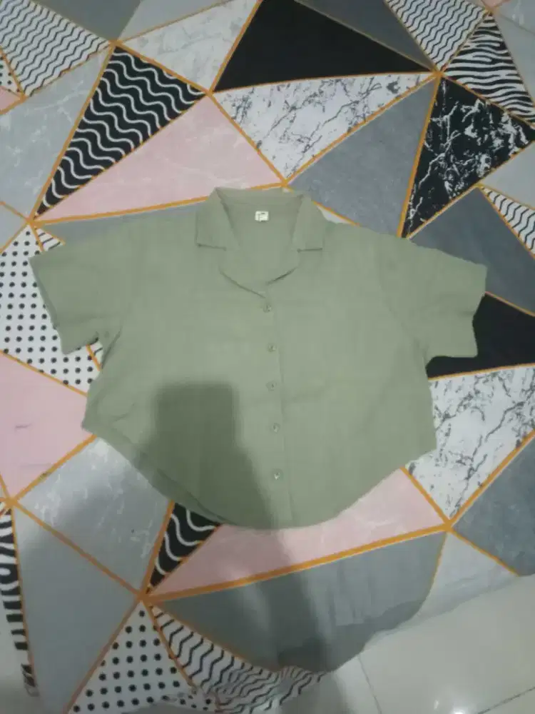 Kemeja crop sage