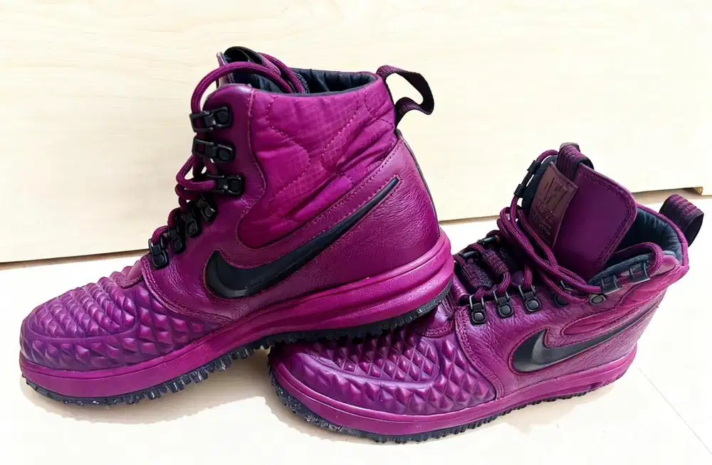 Sepatu Nike Lunar Force 1 Duckboot warna  burgundy