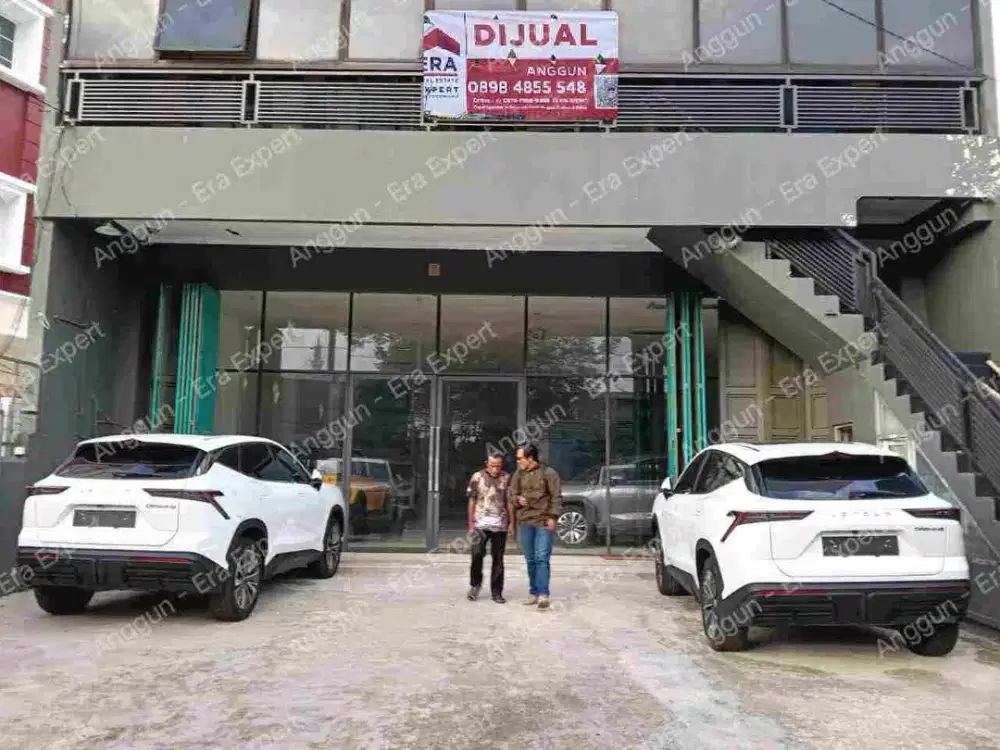 Disewakan/ Dijual ex showroom Bangunan 3 Lantai di Bekasi Barat