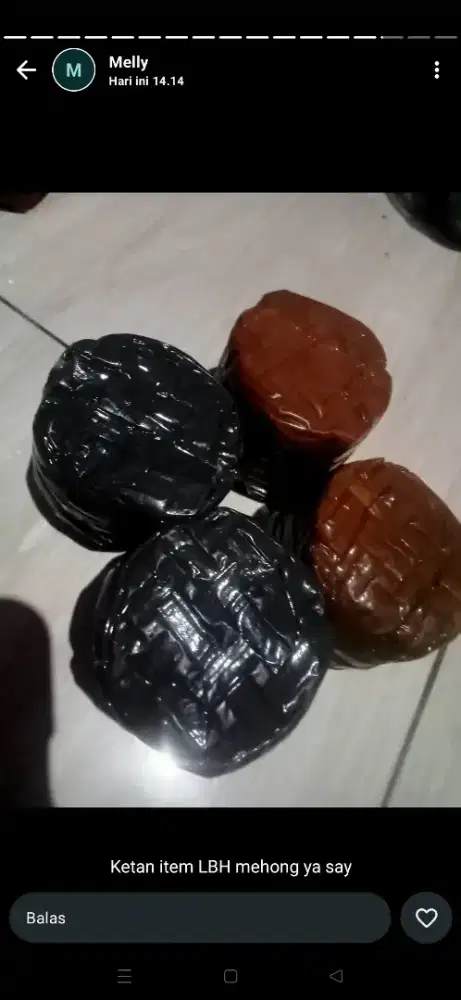 Menjual kue bingkisan untuk menyambut idul Fitri