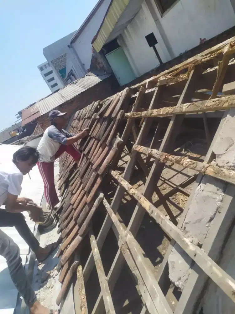 Menembel atap genteng pecah, atap asbes retak, plafon jebol, partisi,