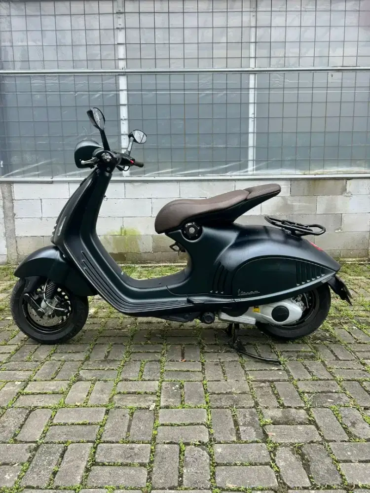 Vespa 946 Emporio Armani KM 8 asli