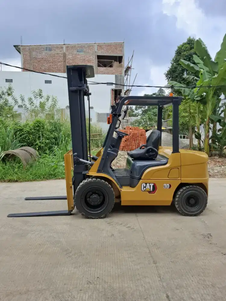 Forklift Caterpillar 3 Ton,Matic,Tiang Threelift 5 Meter,Tahun 2021