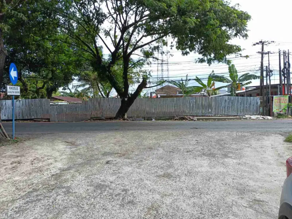 tanah di poros jalan ramai