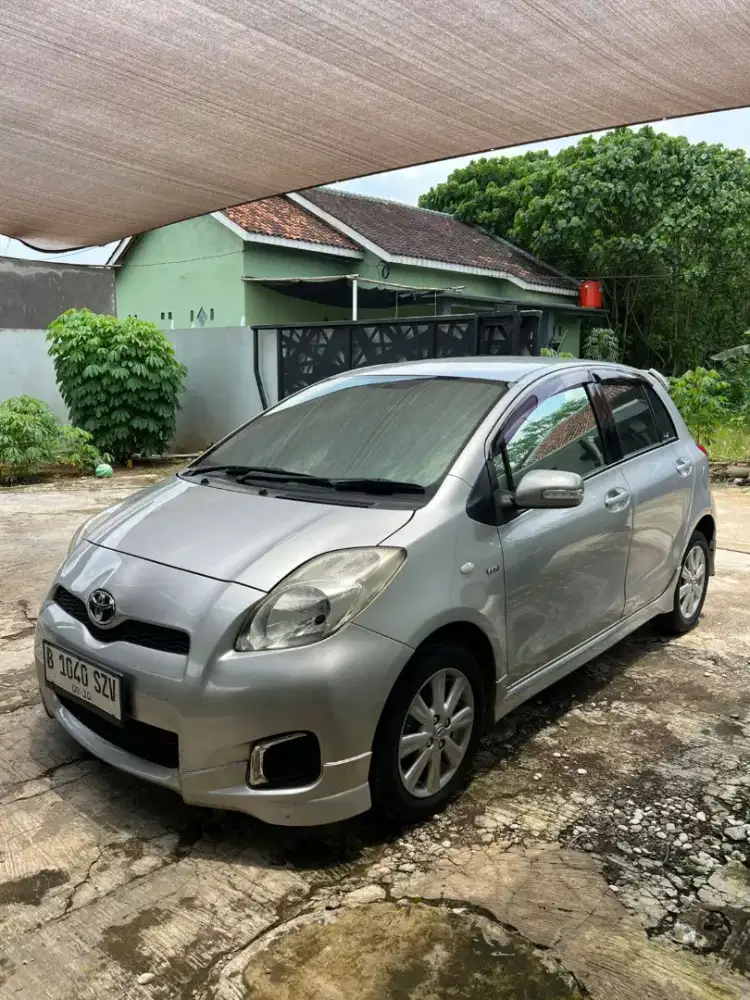 Toyota yaris e 2012