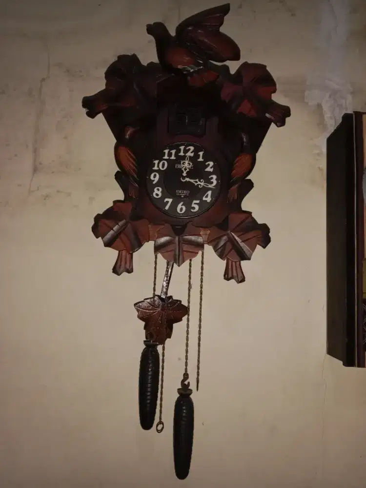 Jam dinding model Kikuk