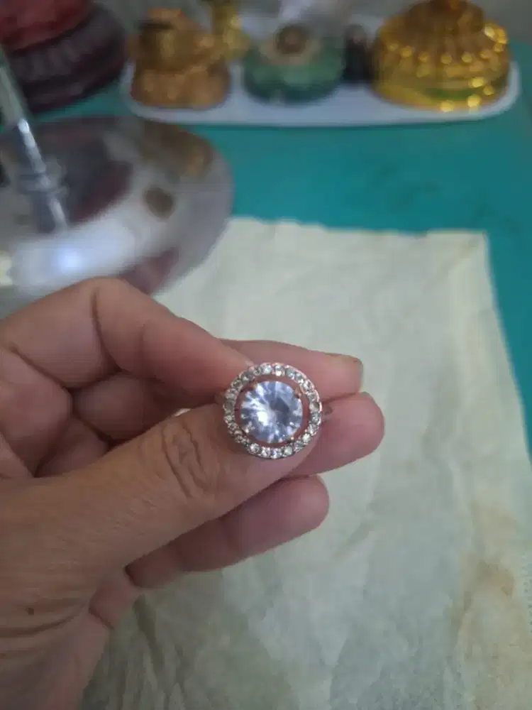 Cincin tunangan cincin 
Permata model halo 
Limited edition Barang te