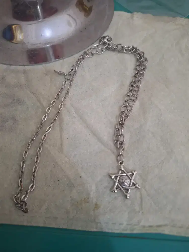 Kalung rantai the eye 
Of horus charm silver 
Limited edition 
Barang