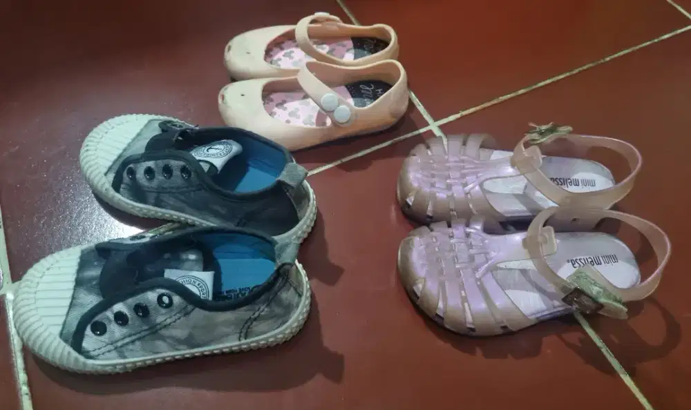 Sepatu anak perempuan preloved