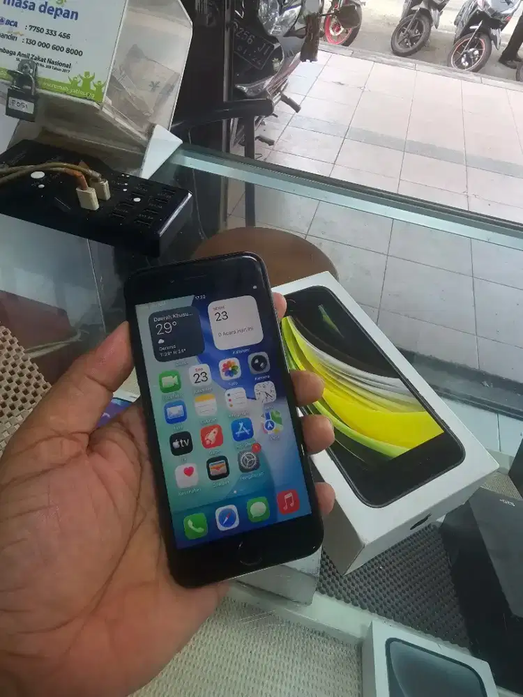 Iphone se 2020 64gb ibox mlus lengkap