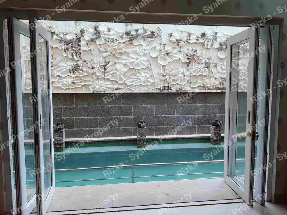 Rumah Mewah diKota Wisata Ada Kolam renang posisi depan Taman