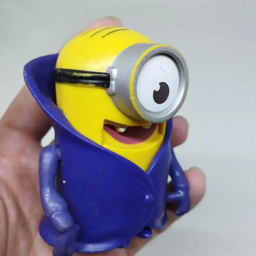 Figure minion dracula biru
