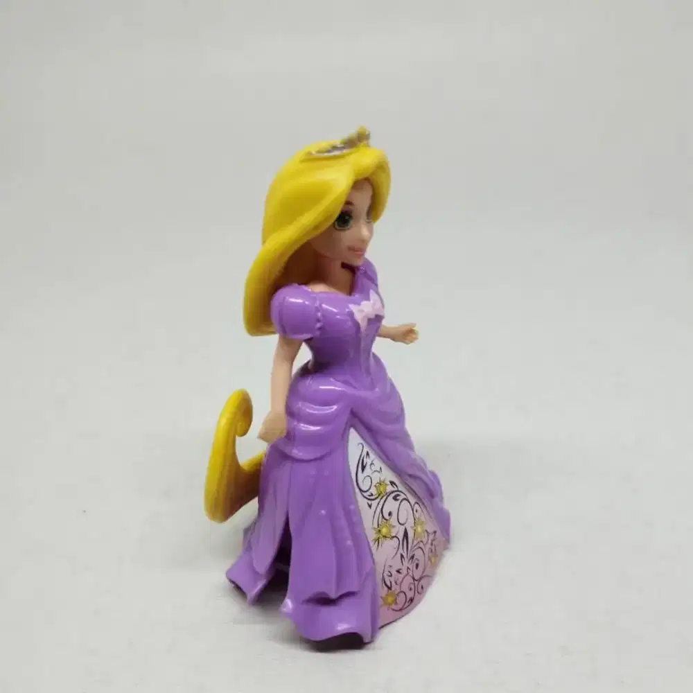Mainan figure rapunzel ungu
