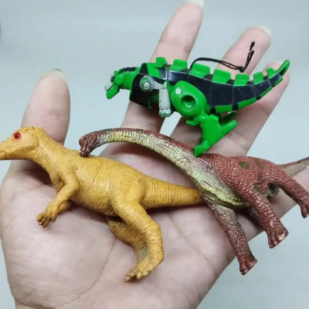 Set mainan dinosaurus campur