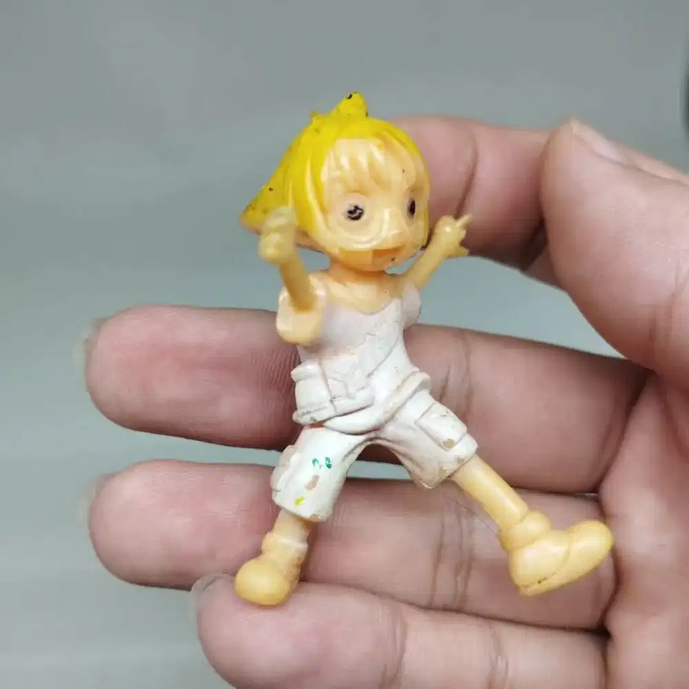 Mini figure anak baju putih