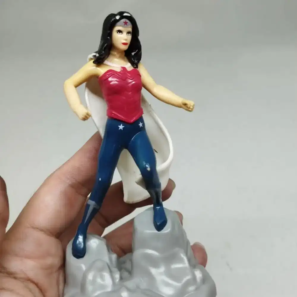 Mainan figure wonder woman pose