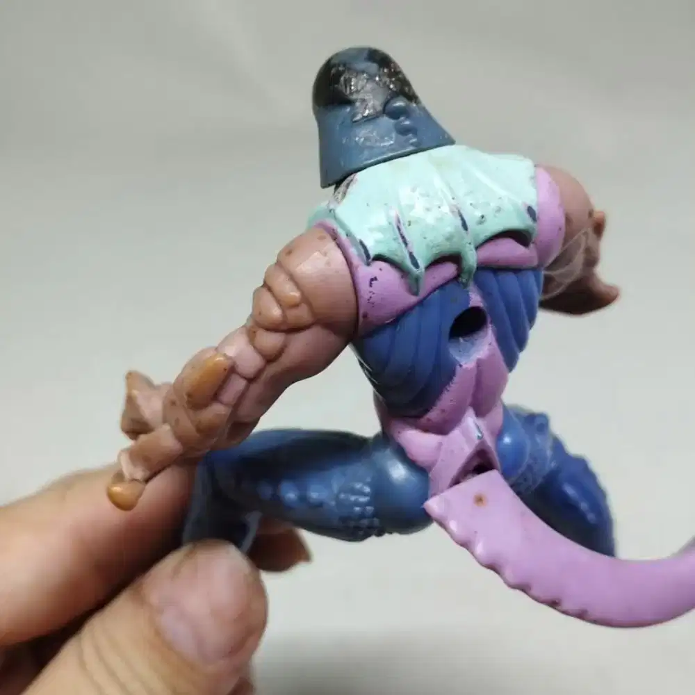 Mainan figure monster ungu