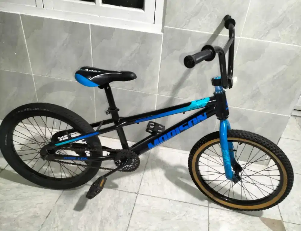 Sepeda BMX ukuran 20 rem tarpedo kondisi normal