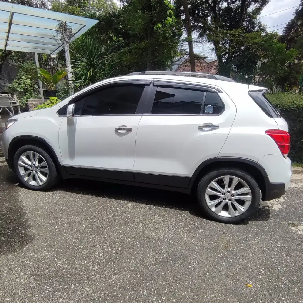 Chevrolet Trax putih LTZ turbo