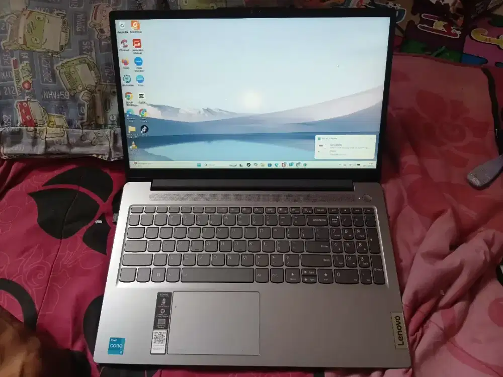 Lenovo ideapad slim 3 i3 15IRU8 8/526