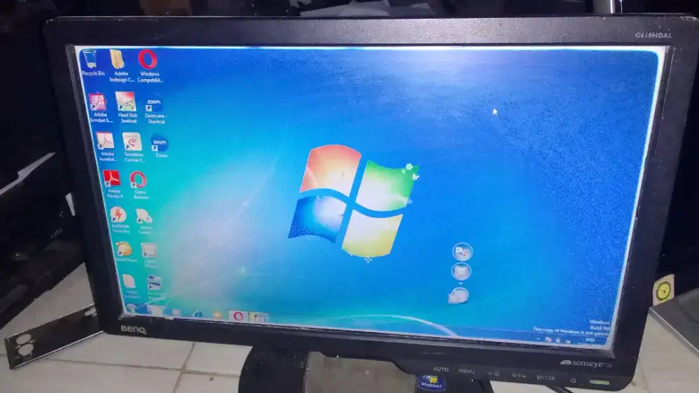 Monitor komputer Benq minus pinggir layar putih