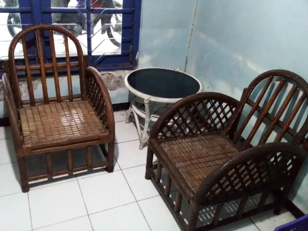 2 pcs kursi rotan dan 1pcs meja rotan.