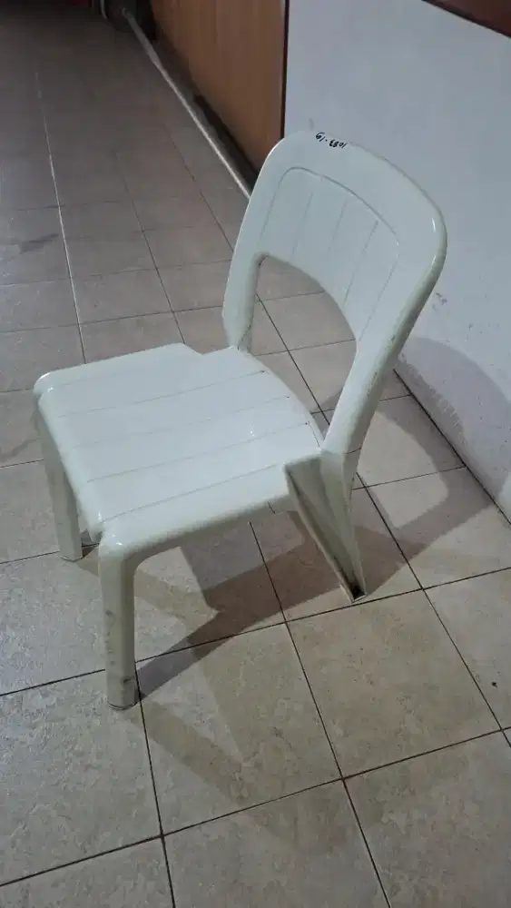 KURSI PLASTIK LION STAR PUTIH BEKAS