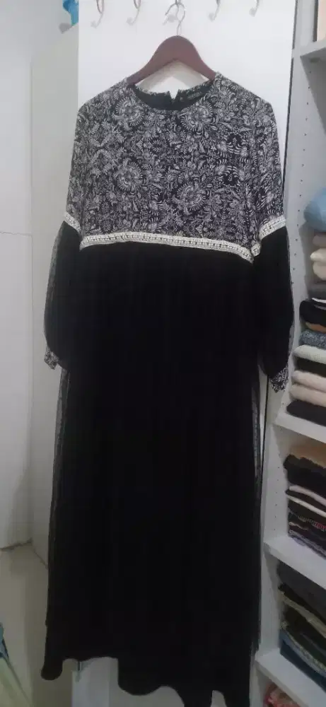 Gamis hitam brukat