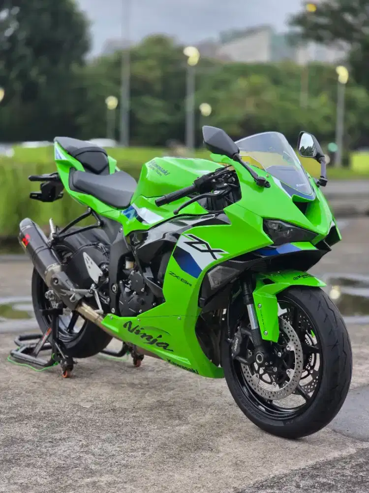 Kawasaki ZX6R/ZX636 With Akra KM 80 Perak