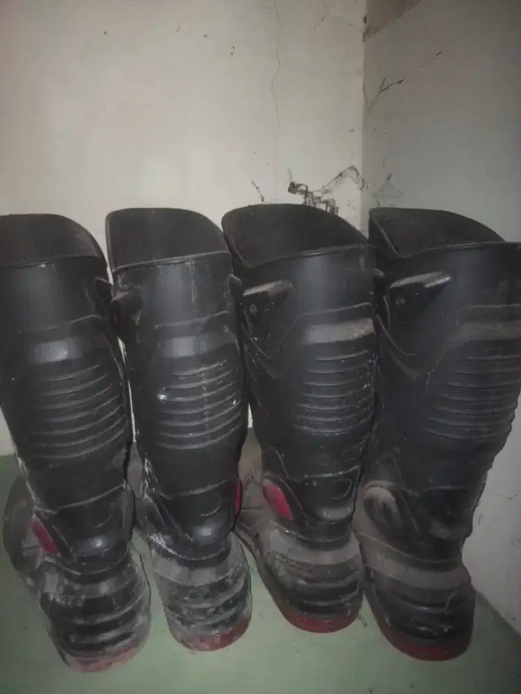 Sepatu bot ukuran 43