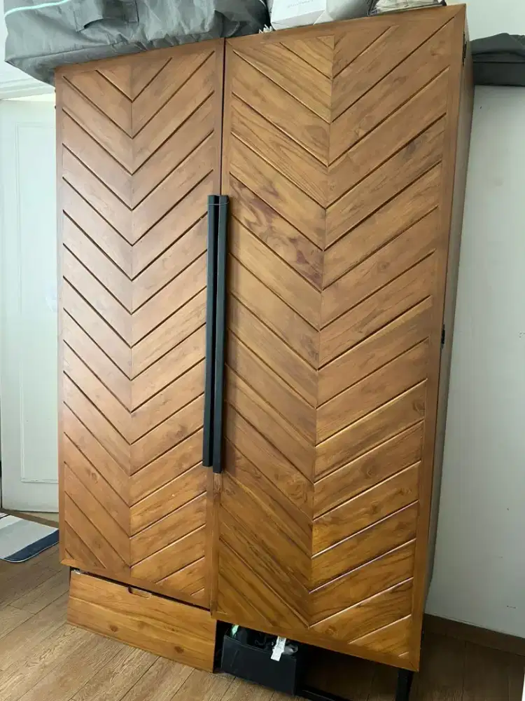 Lemari pakaian kayu jati