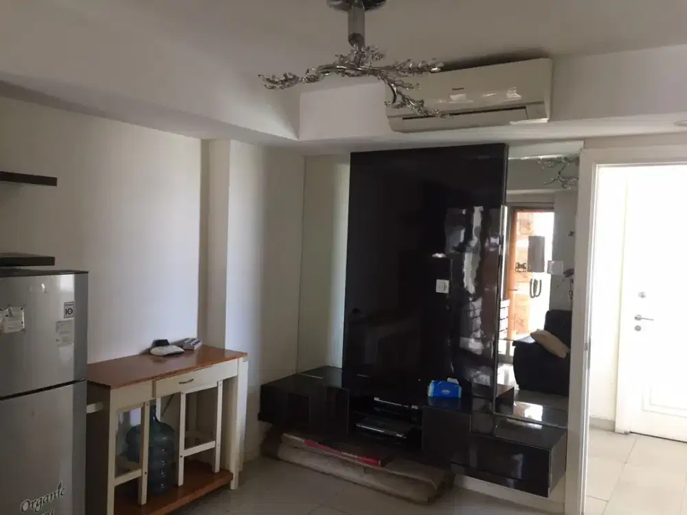 ready disewakan apartemen green lake sunter,tipe 2bedrooms full furnished,view laut priok,hadap utara,AC 3,hoek,28 juta/6bulan