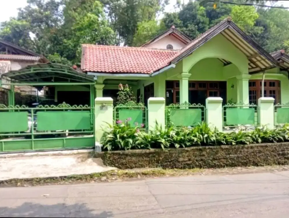 Di Jual rumah/vila luas tanah 1100 mtr jl lebar lokasi Caringin Bogor