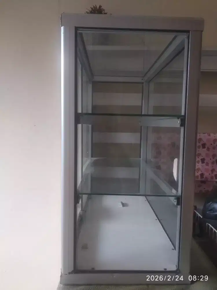 Etalase kaca kecil