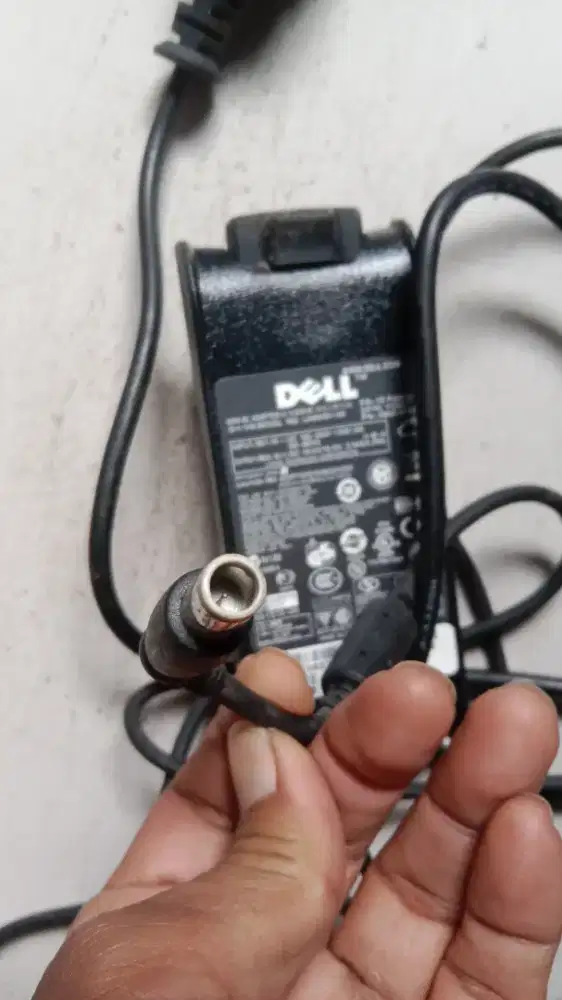 Dua AC adapter Dell masih nyala ok