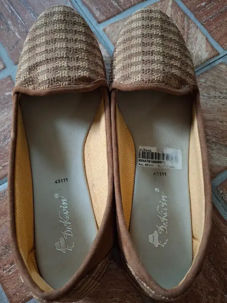 Sepatu merk Dr.Kelvin
