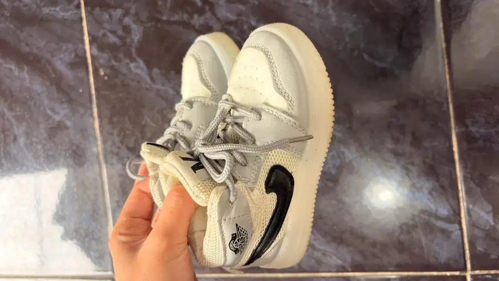 Sepatu anak dengan lampu